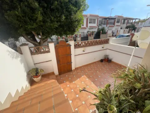 Chalet pareado en calle Isleta del Moro