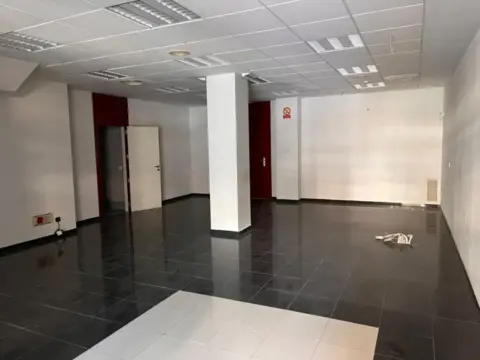 Local comercial en Avenida del País Valenciano