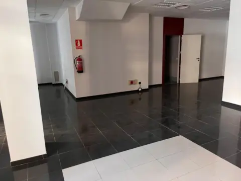 Local comercial en Avenida del País Valenciano