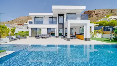 Chalet unifamiliar en Urbanización Golf Bahía