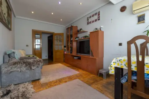 Piso en Avenida de los Reyes Católicos