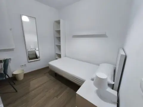 Habitación en calle de Domingo Martínez