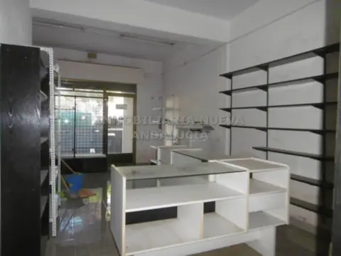 Local comercial en Nueva Andalucía