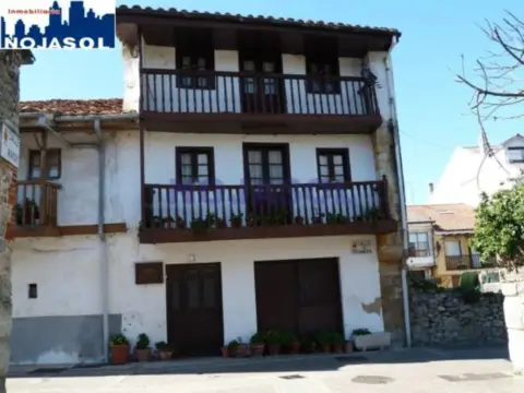 Casa adosada en calle de la Trasmiera