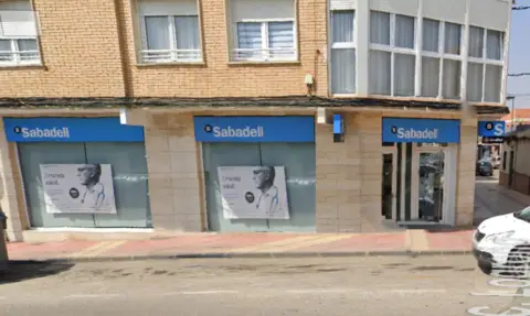 Local comercial en calle Ramón y Cajal