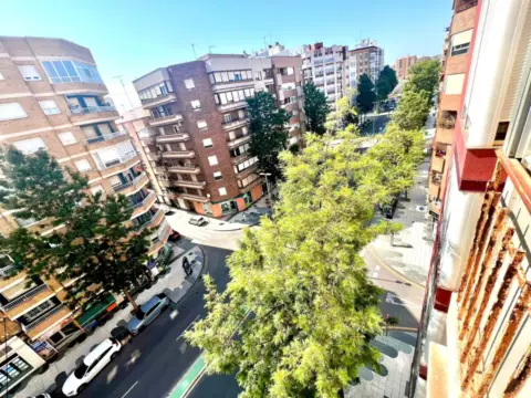 Piso en calle Ángel Bruna, 28
