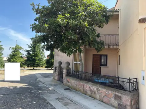 Chalet pareado en calle Nuestra Señora Remedios