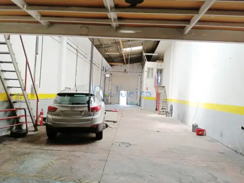 Nave industrial en calle del Bronce