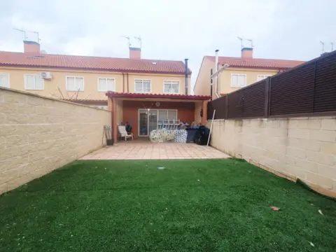 Chalet pareado en calle Brunete