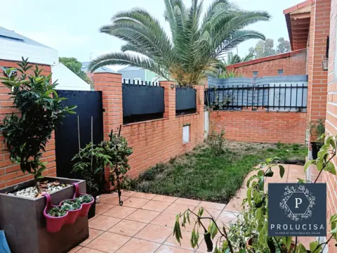 Chalet pareado en calle de Serranillos