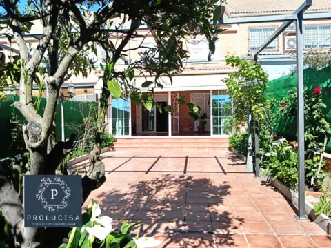 Chalet adosado en calle del Tulipán