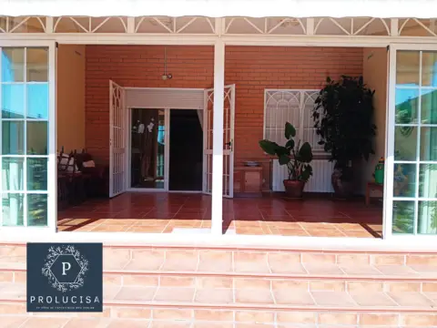 Chalet adosado en calle del Tulipán
