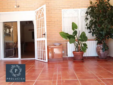Chalet adosado en calle del Tulipán