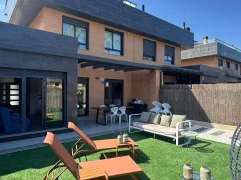 Chalet adosado en calle de Hispalis