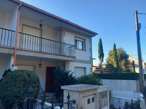 Chalet pareado en Avenida de Cornazo