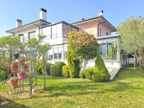 Chalet pareado en calle del Hospital Yelmo