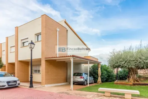 Chalet pareado en Avenida de la Estació