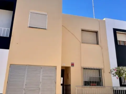 Casa adosada en calle de la Sierra de la Demanda