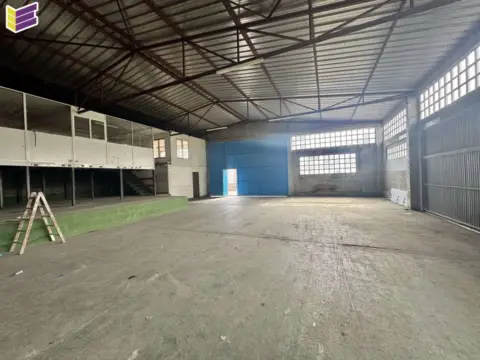 Nave comercial en Avenida Sanguiñeda