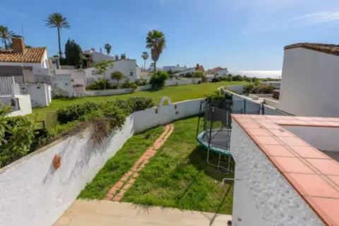 Casa adosada en calle Bahia Dorada Entrada 4