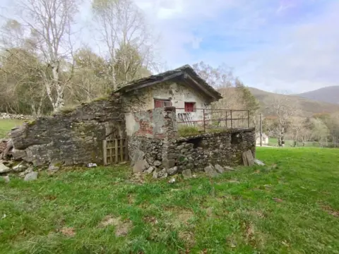 Casa en calle Lugar La Sia, nº 22