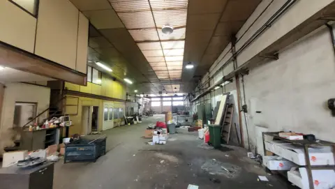 Nave industrial en calle de la Portalada