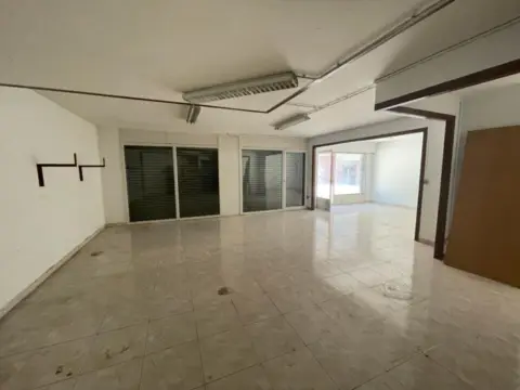 Local comercial en calle Valira Nova