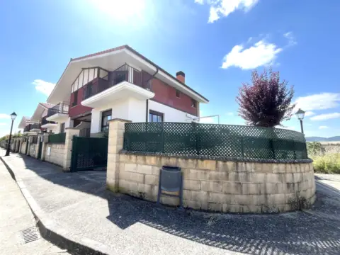 Casa pareada en calle Verónica