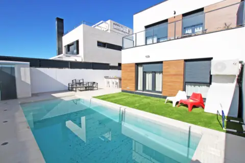 Chalet pareado en calle de los Olmizos