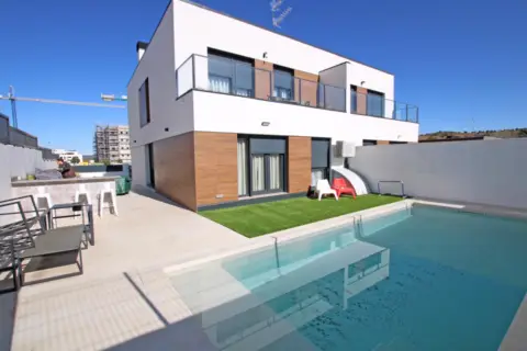 Chalet pareado en calle de los Olmizos