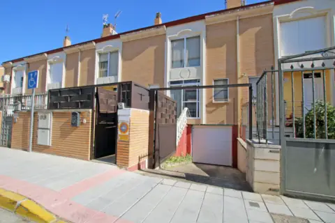 Chalet adosado en calle de Gregorio Corrochano