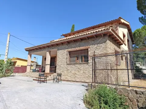 Chalet unifamiliar en calle de Miralrío