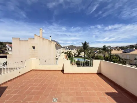 Chalet adosado en calle de Pepa Flores González