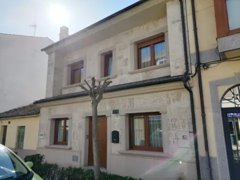 Casa adosada en calle de Santa Clara, 109