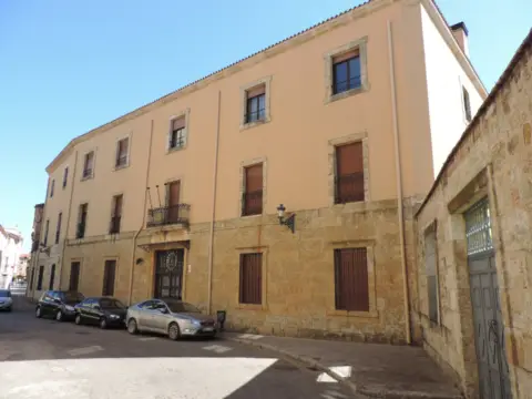 Edificio en calle de Domínguez Bordona