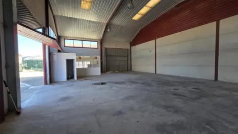 Nave industrial en calle de la Industria