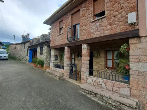 Casa pareada en calle La Collada