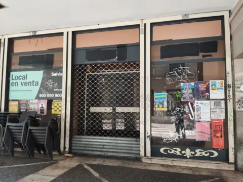 Local comercial en calle de Cánovas del Castillo