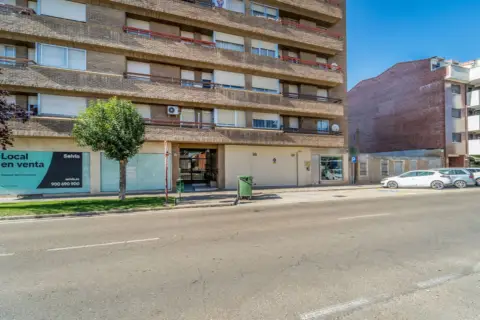 Local comercial en Avenida del Primero de Junio