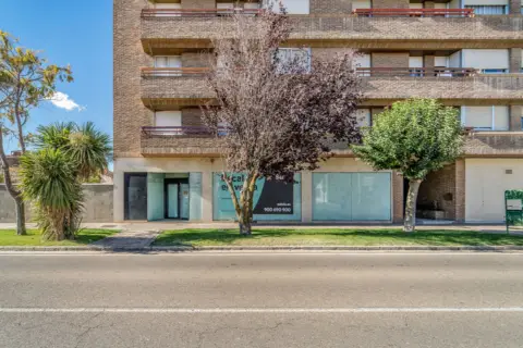 Local comercial en Avenida del Primero de Junio