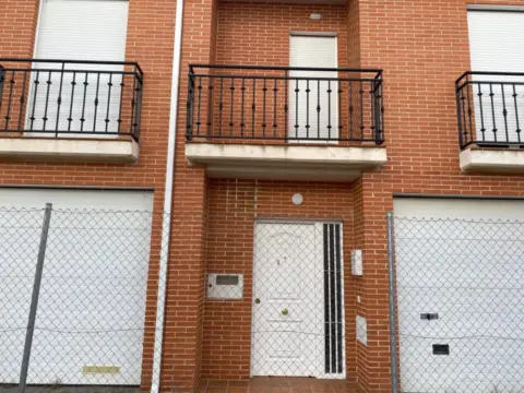 Casa adosada en calle Herrenes
