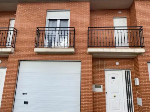 Casa adosada en calle Herrenes