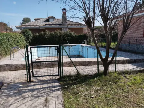 Chalet unifamiliar en calle de los Pinos