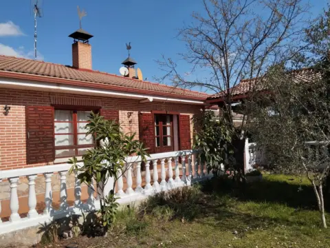Chalet unifamiliar en calle de los Pinos