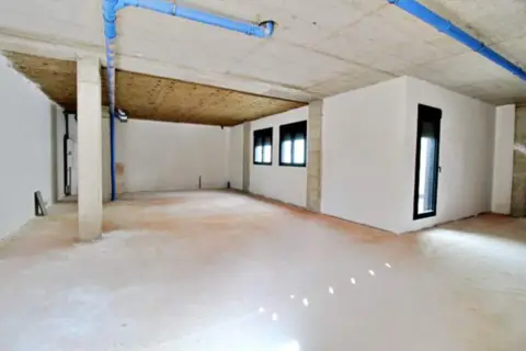 Local comercial en calle Víctor Català