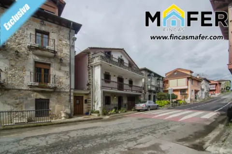 Casa adosada en Avenida Principal, nº 20
