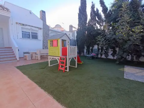Chalet adosado en calle de Alcor