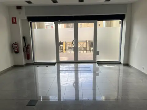Local comercial en Plaza de Paola Blasco, 3
