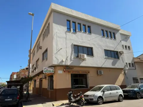 Local comercial en calle de la Reina María Cristina