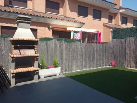 Casa adosada en calle Sierra de Paramera